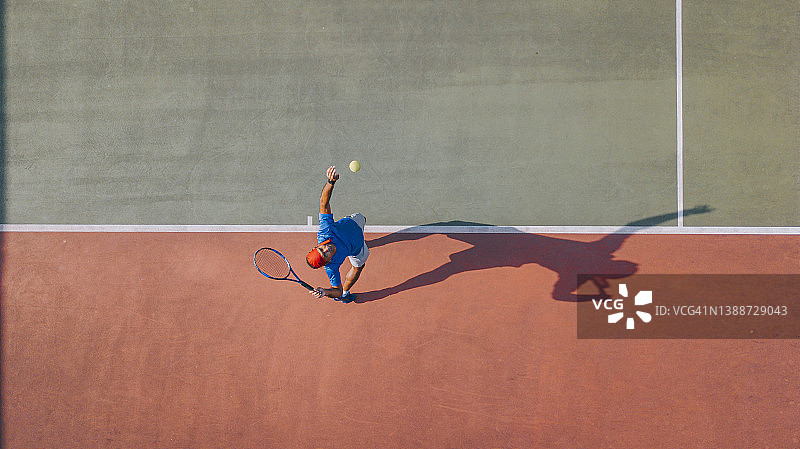 无人机视角：亚洲网球运动员发球图片素材