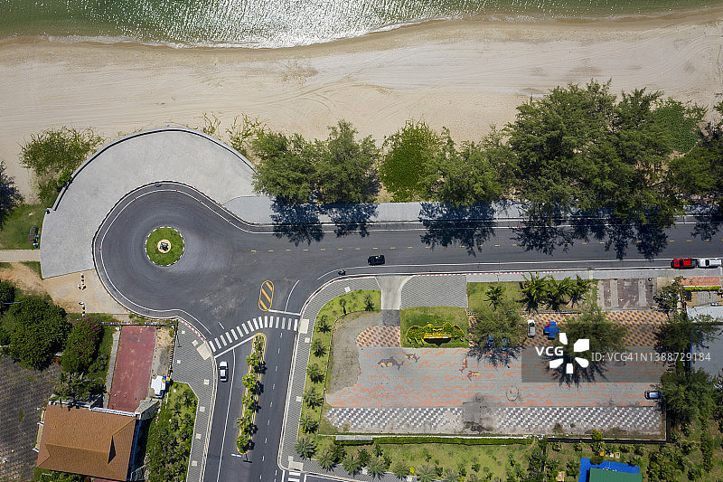 城市海滩附近道路上的汽车航拍图片素材