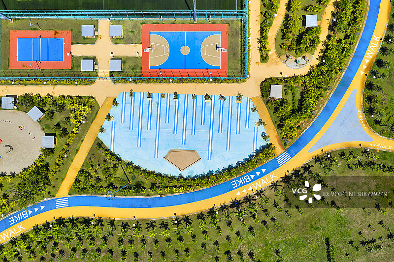 公共公园内的操场和篮球场航拍图图片素材