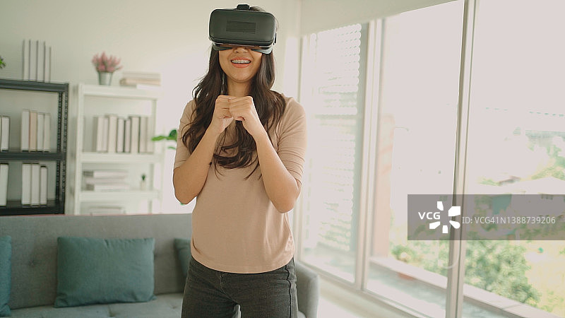 玩VR游戏图片素材