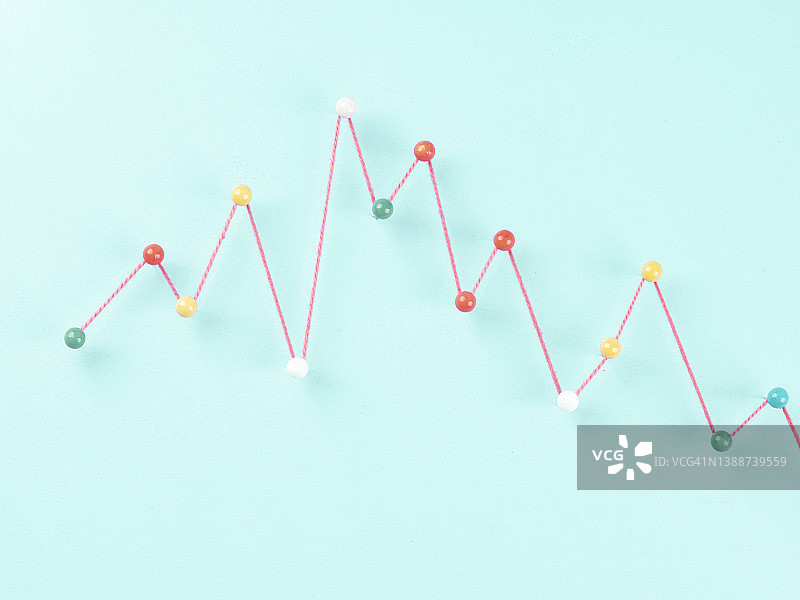 预测经济下滑或恶化的统计财务图表（蓝色背景）图片素材