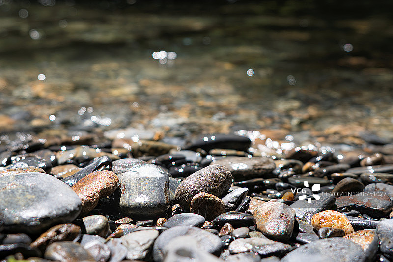 小溪旁的河石图片素材