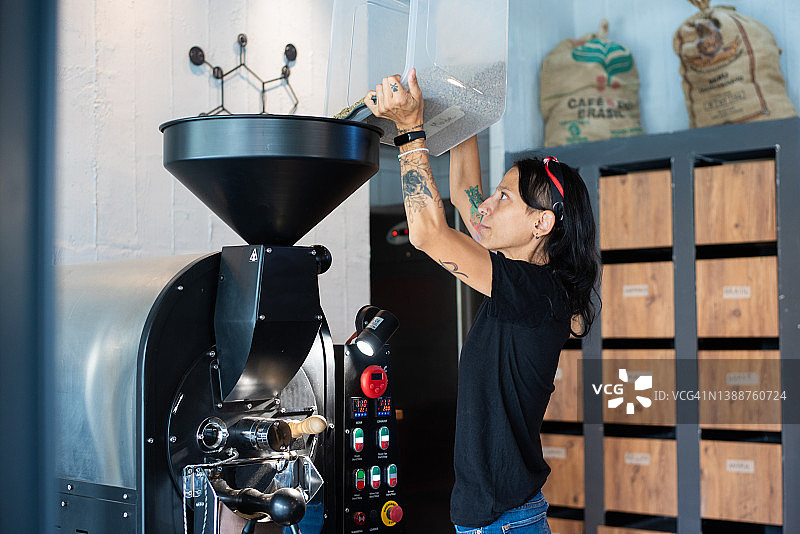 小店里的咖啡烘焙图片素材