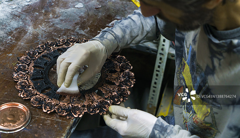 工人在熔炉中控制金属熔化图片素材