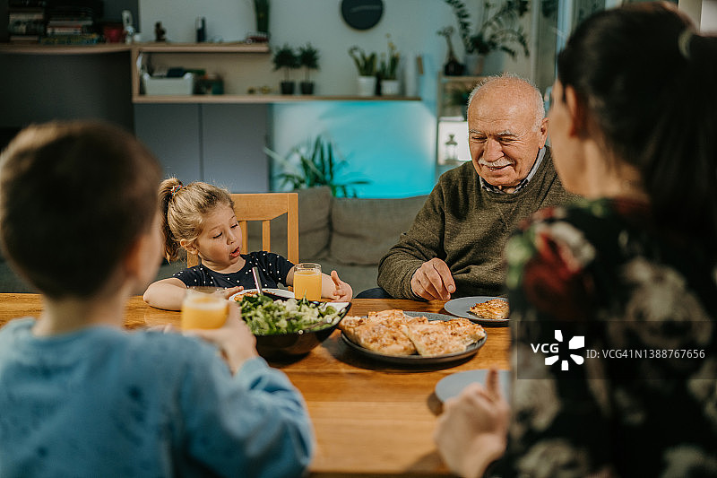 家庭聚餐图片素材