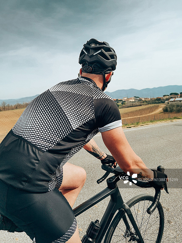 骑自行车的人背影图片素材