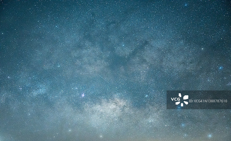 星夜下美丽的银河系全景照片图片素材