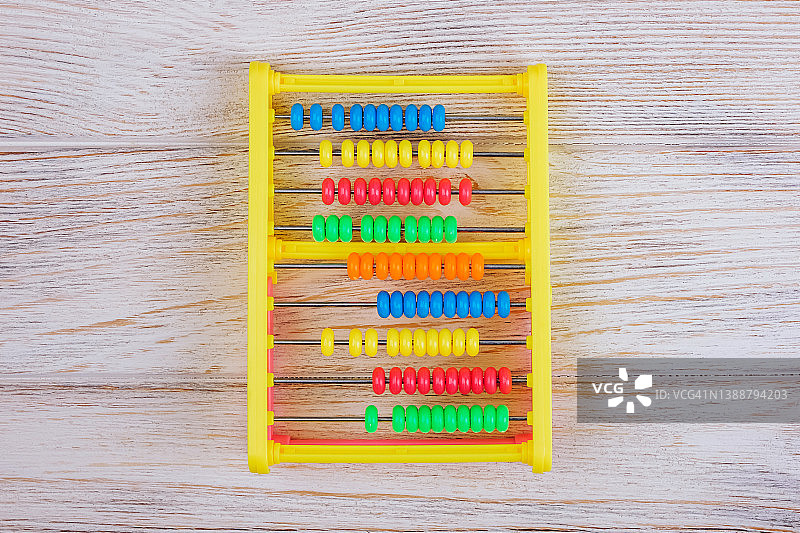 白色木桌上的算盘图片素材