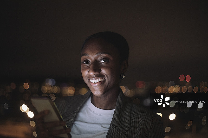 使用智能手机的女商人 портрет图片素材