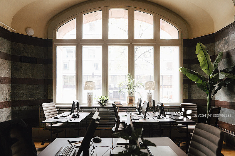办公室内景，办公桌上有电脑图片素材
