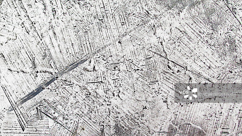 巴黎街道沥青上风化的白色油漆图片素材