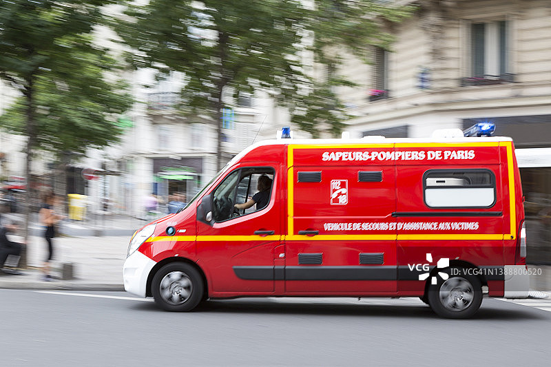 巴黎疾驰的消防救护车，动态模糊图片素材