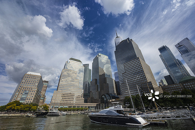 停泊在纽约布鲁克菲尔德北湾游艇港的游艇图片素材