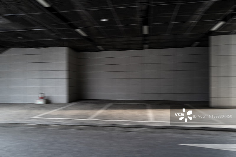 地下车道旁的停车位模糊背景图片素材