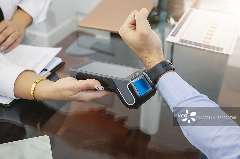 男子用智能手表进行非接触式支付图片素材