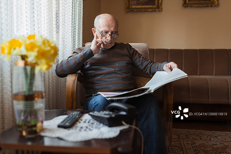 看报纸的年长睿智男人图片素材