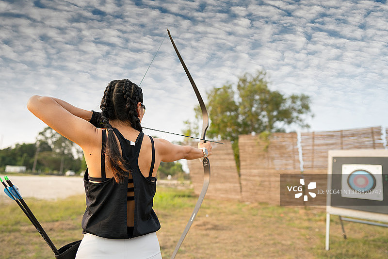 正在射箭的运动女人图片素材