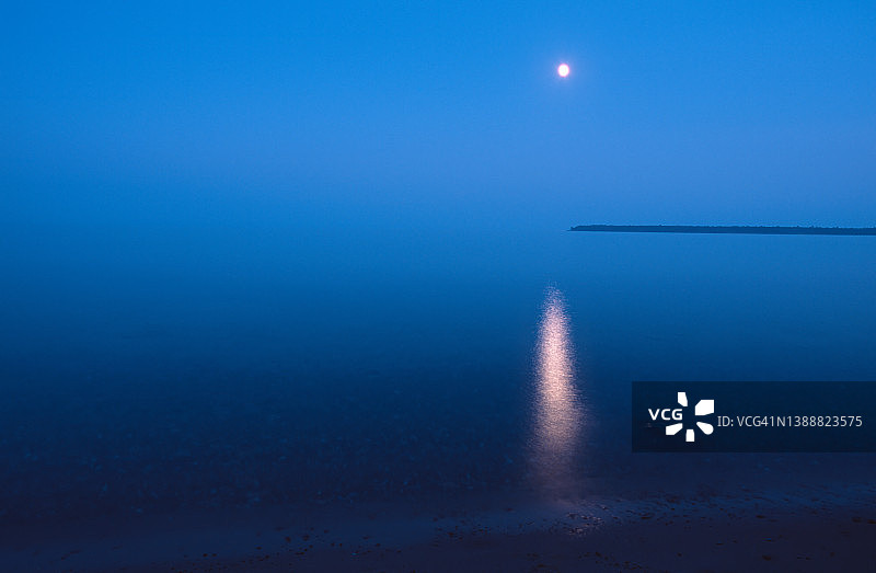 苏必利尔湖的月升图片素材