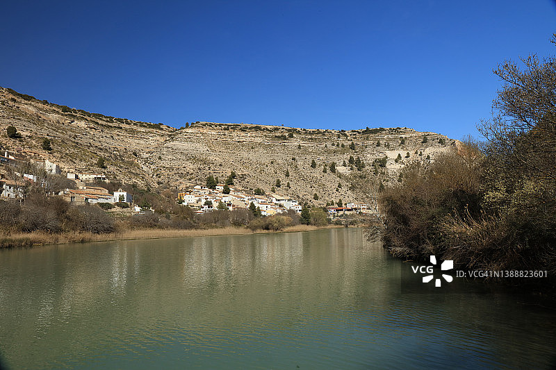 胡卡河峡谷与小村庄的景色，阿尔卡拉德尔胡卡徒步旅行图片素材