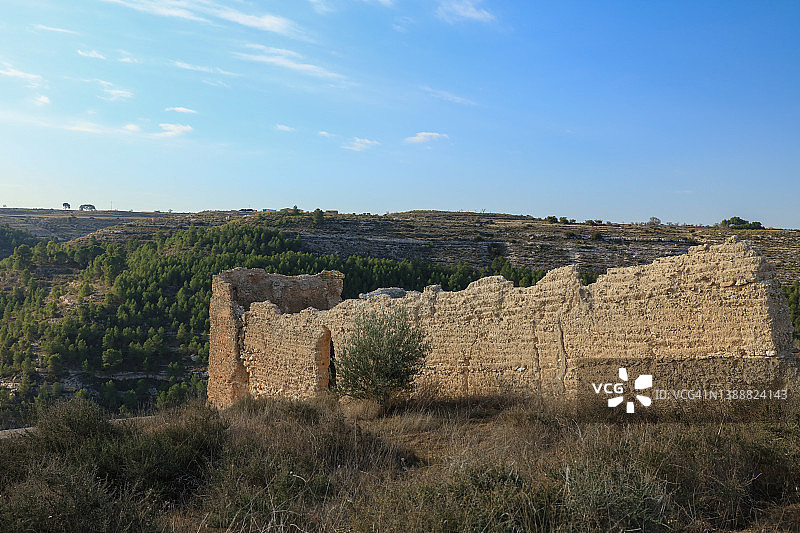 霍尔克拉城堡与城墙，位于阿尔瓦塞特省图片素材