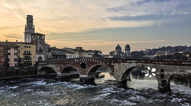 维罗纳日落时分的皮耶特拉石桥图片素材