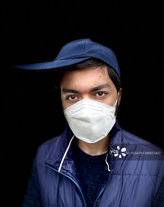 戴面具的男孩图片素材