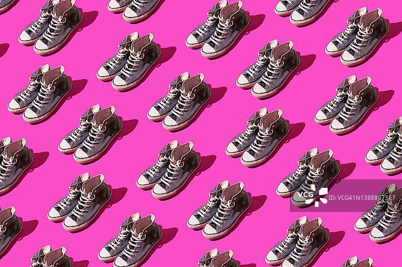 粉色背景上的旧式蓝色篮球鞋图案，时尚复古休闲鞋概念图片素材