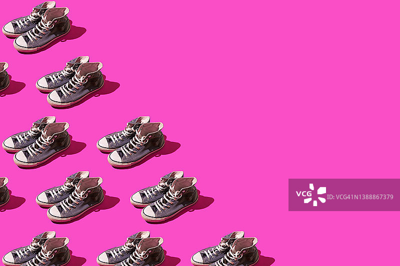 复古蓝色篮球鞋图案，粉色背景图片素材