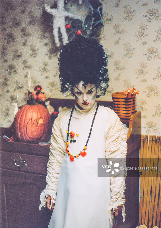 20世纪90年代儿童万圣节科学怪人的新娘复古服装图片素材