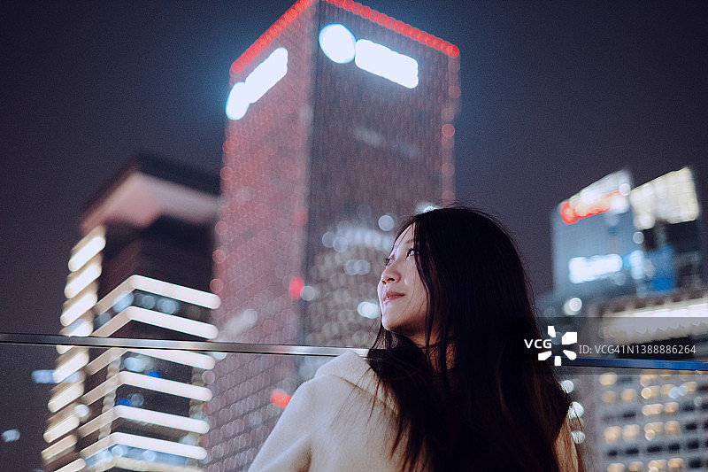 自信的年轻亚洲女商人在中国上海金融区图片素材