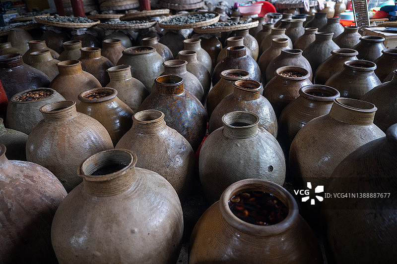 整齐排列的陶罐中腌制的蔬菜图片素材