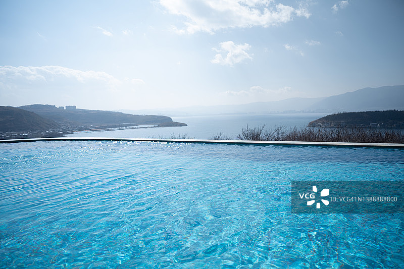 山顶上的蓝色游泳池图片素材