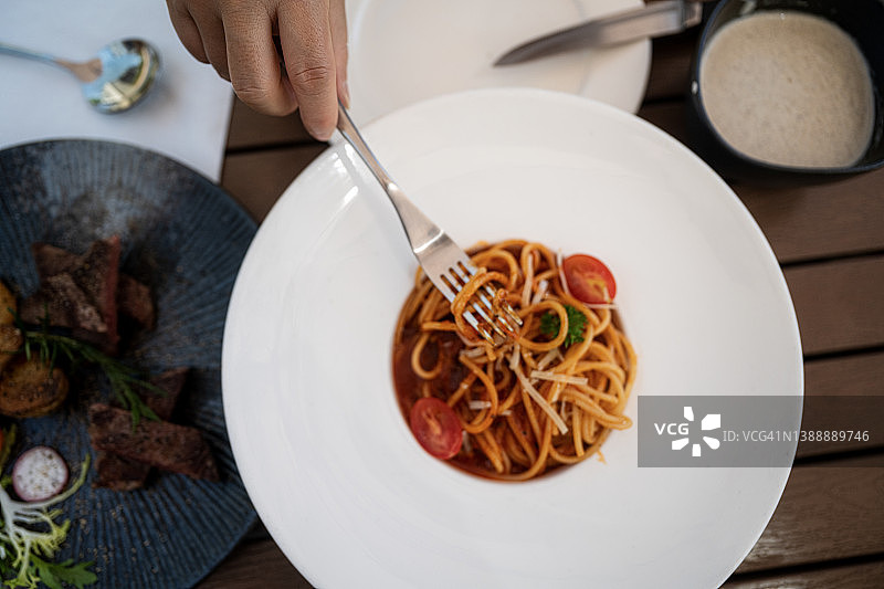 桌上意大利面面包沙拉土豆牛排图片素材