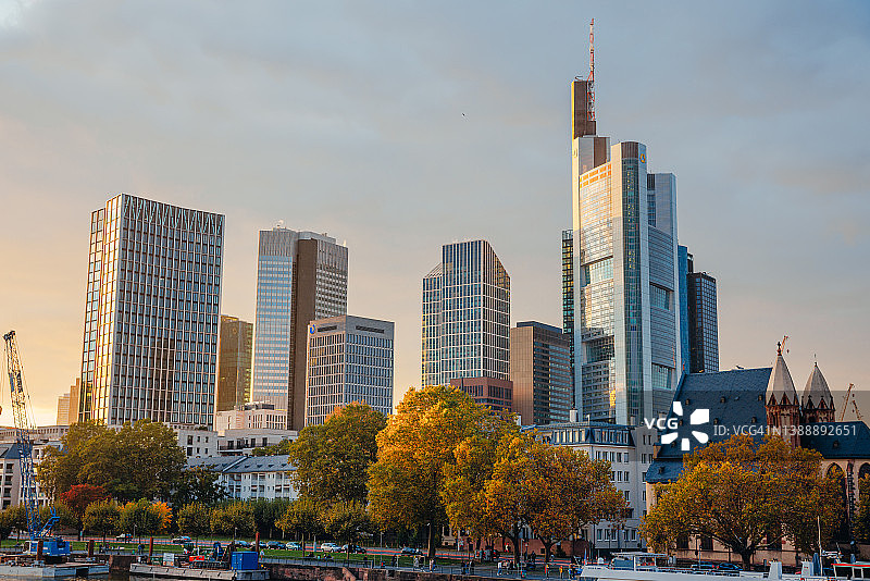 美因河畔法兰克福金融区天际线图片素材