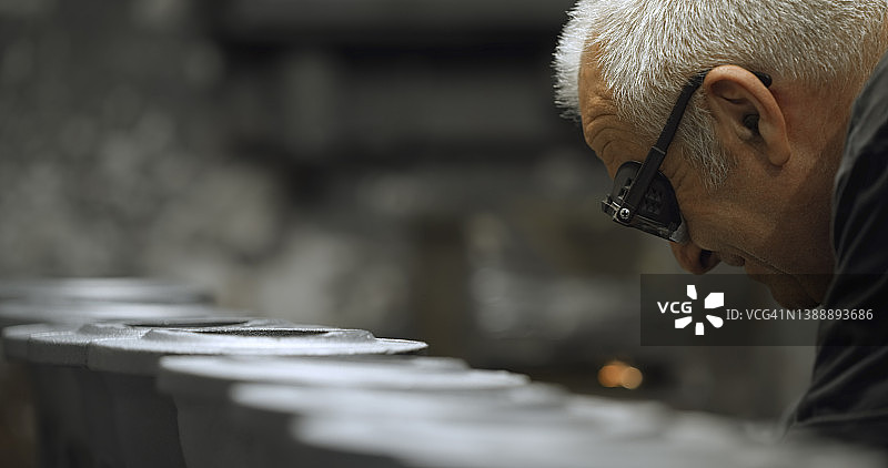 戴安全眼镜的工人图片素材