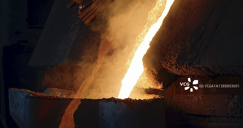 倾倒液态钢水图片素材