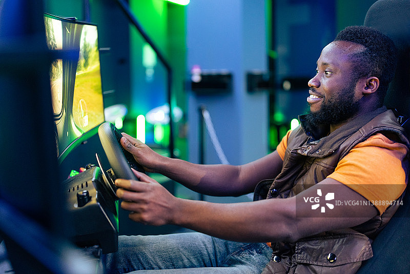 年轻男人玩在线赛车视频游戏图片素材