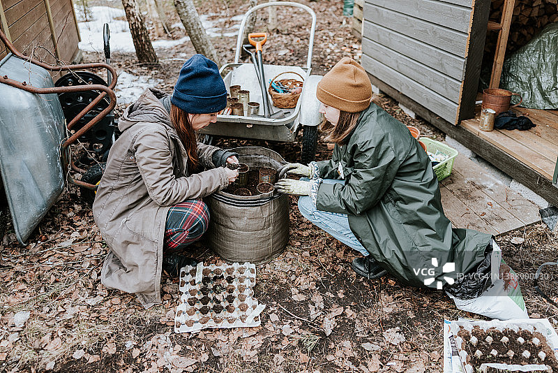 母女在花园里共度时光图片素材