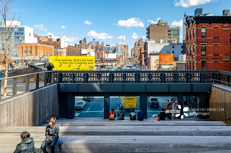 纽约高线屋顶公园的观景台，人们坐在楼梯上图片素材