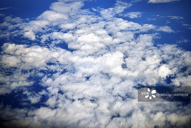 云端之上，空中旅行乘客视角图片素材