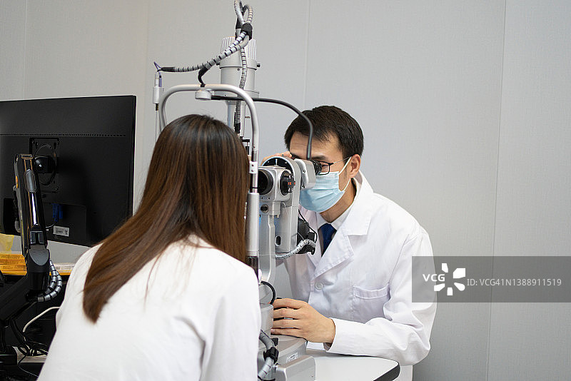 眼科诊所中的配镜师和病人图片素材