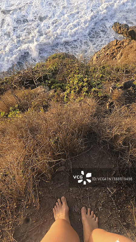 年轻女子赤脚行走的视角图片素材