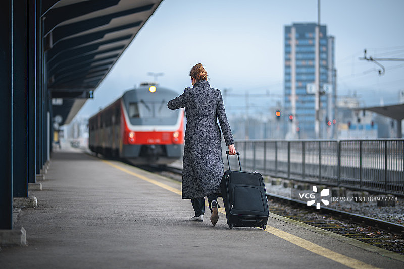 赶火车的商务女性图片素材