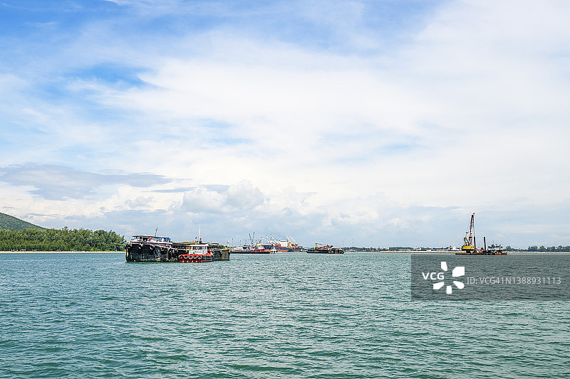 海上的驳船图片素材