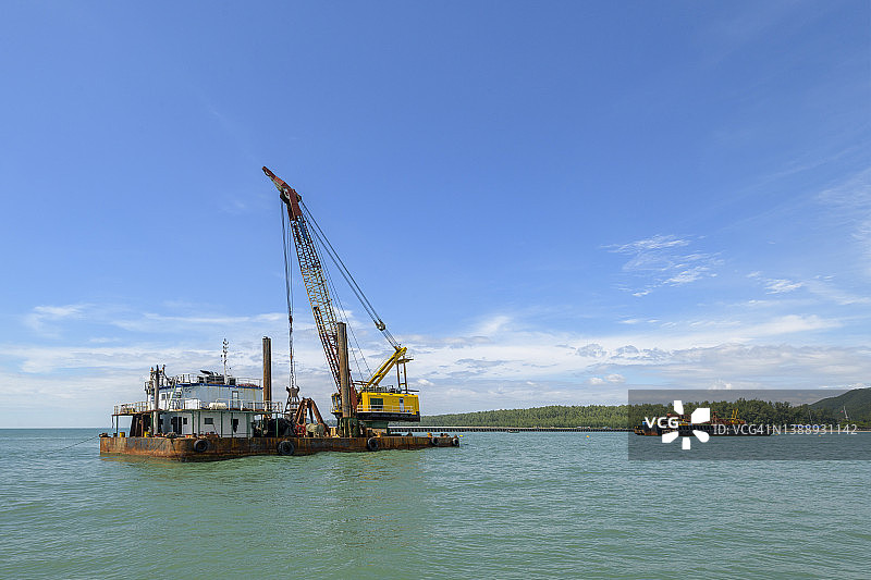 海上的起重船或浮动起重驳船图片素材