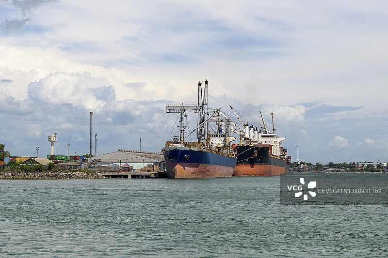 亚洲港口中的集装箱船图片素材