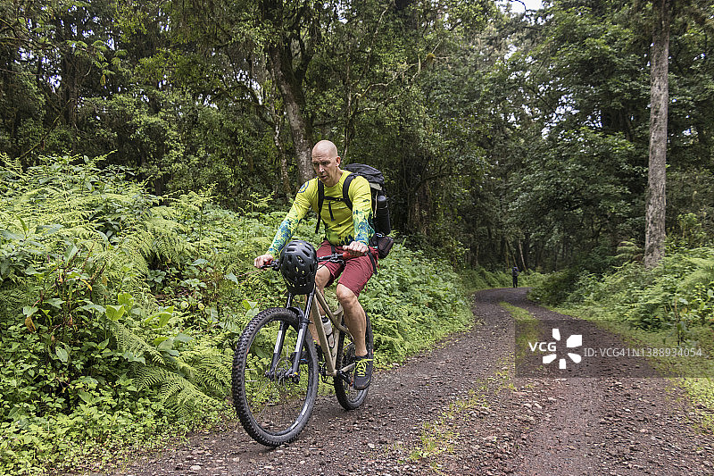 坦桑尼亚乞力马扎罗山的热带雨林山地自行车图片素材