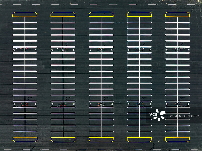 空旷停车场的鸟瞰图图片素材