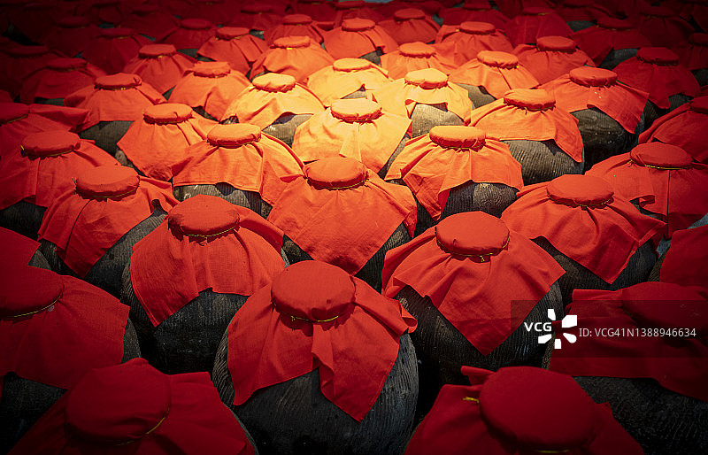 酒窖中的酒罐图片素材