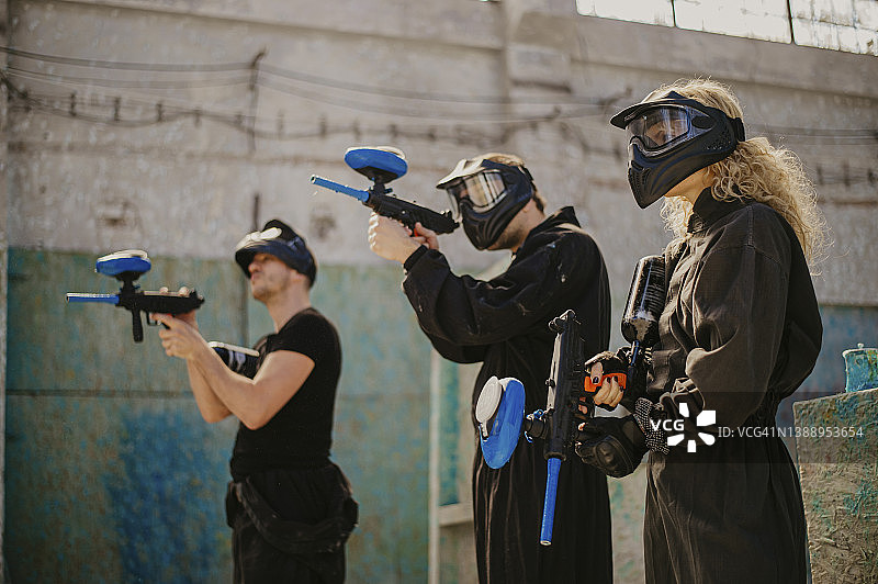 手持彩弹枪的彩弹射击玩家图片素材